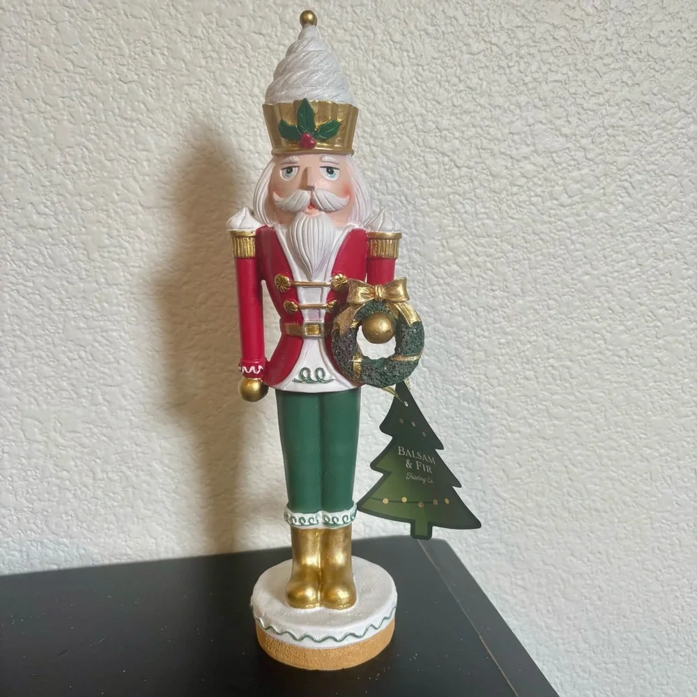 Balsam &‎ Fir Santa Nutcracker 14” Christmas Holiday Figurine Cupcake Wreath NEW